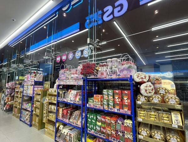 GS25는 다가오는 11월 11일 빼빼로데이를 맞아 행사상품을 선보이고 있다./사진=GS리테일