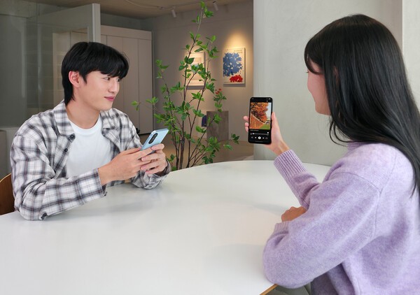 삼성전자 모델이 '갤럭시 A17 LTE'로 영상을 시청하는 모습/사진=삼성전자