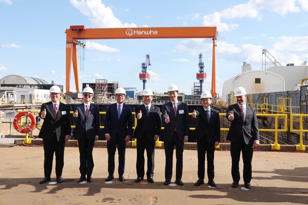 이재명 대통령이 8월 26일(현지시간) 미국 필라델피아의 한화 필리조선소에서 시찰 후 김동관 한화그룹 부회장 등과 기념촬영을 하고 있다./사진=연합