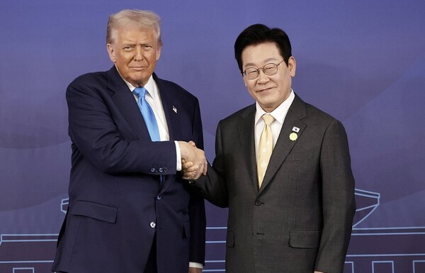 이재명 대통령과 도널드 트럼프 미국 대통령이 29일 경북 경주박물관에서 한미 정상회담 기념촬영을 하고 있다. / 사진=대통령실, 연합뉴스