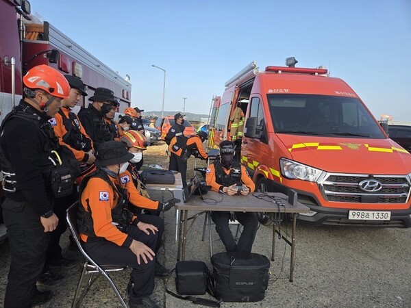 울산화력발전소 붕괴 사고 현장에서 소방대원들이 드론 운용차에서 소형 드론 수색 작업을 계속하고 있다. /사진=울산소방본부