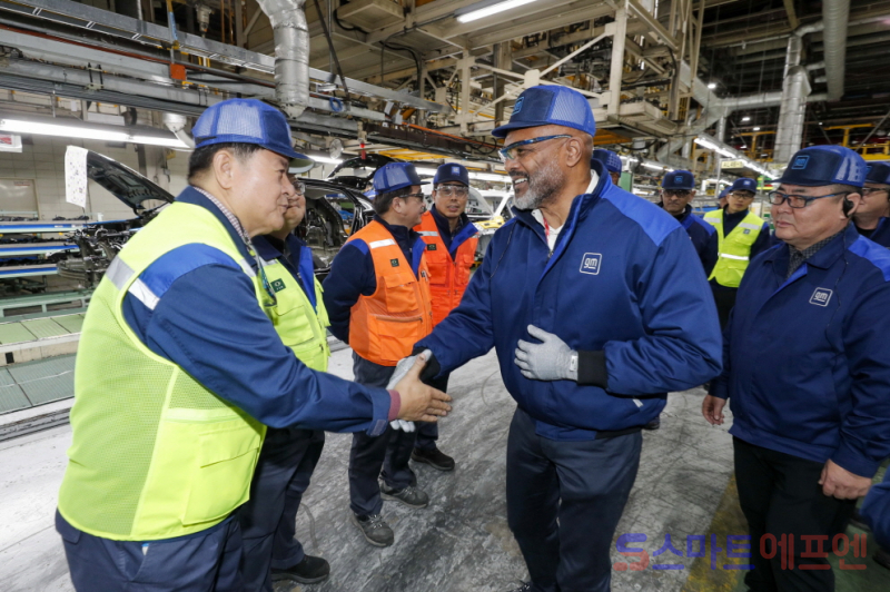 지난해 한국GM 부평공장에서 제럴드 존슨 GM 글로벌 생산 부문 총괄부사장(사진 가운데)이 한국GM 임직원들을 격려하고 있다. /사진=한국GM