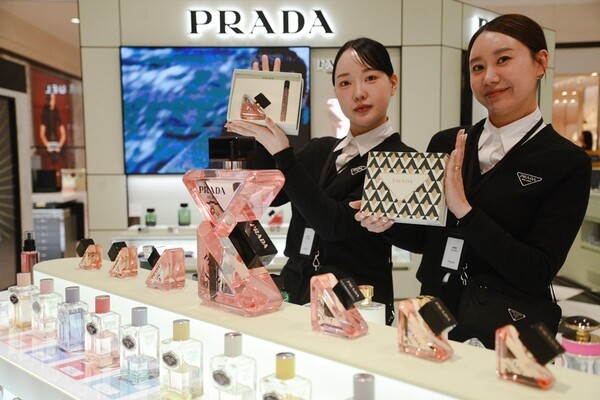﻿롯데백화점 부산본점 1층 '프라다 뷰티'에서 직원들이 연말 시즌을 맞아 다양한 기프트 세트를 선보이고 있다./사진=롯데백화점 부산본점