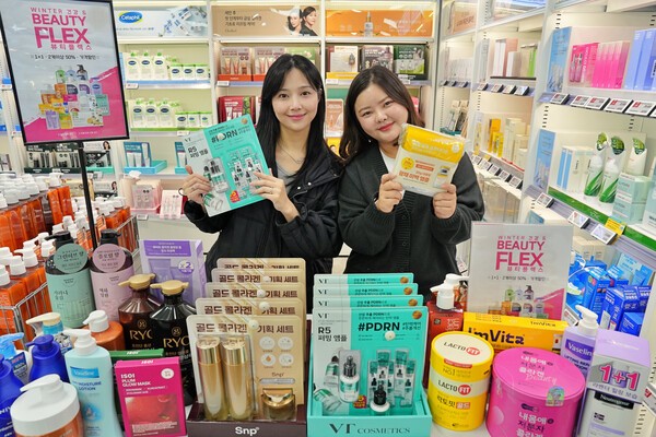 서울특별시 송파구에 위치한 롯데마트 제타플렉스 잠실점에서 '뷰티플렉스' 행사를 홍보하는 퍼스널케어팀 조소은(왼쪽) MD와 이가연 MD의 모습. / 사진=롯데쇼핑