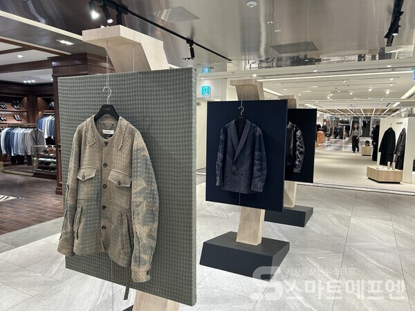 코오롱인더스트리FnC부문(이하 코오롱FnC)이 전개하는 아웃도어 브랜드 ‘코오롱스포츠’가 김지용 디자이너가 전개하는 하이엔드 브랜드 ‘지용킴(JiyongKim)’과 협업한 컬렉션을 선보이며, 신세계백화점 강남점에서 이를 기념하는 팝업스토어를 오픈했다./사진=김선주 기자 