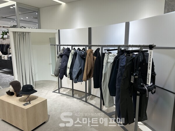 KOLON SPORT × JIYONG KIM 협업 제품의 모습이다. 맨 왼쪽에 걸린 제품이 '3D 볼륨 다운재킷'이고 그 오른쪽에는 '3L 고어텍스 방수 재킷'이 걸려있다. 맨 마지막에 걸린 제품은 '남녀공용 35L 코듀라 백팩'이다. 앞 매대에 걸린 것은 왼쪽부터 '남녀공용 니트 바라클라바', '남녀공용 고어텍스 부니햇'의 모습이다./사진=김선주 기자 