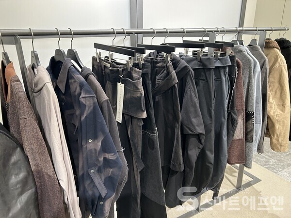 김지용 디자이너는 한국 출신으로 일본 분카패션칼리지, 영국 센트럴 세인트 마틴(Central Saint Martins)에서 패션을 공부했다. 위 행거에 걸린 제품들은 협업 제품이 아닌 지용킴 브랜드 제품이다./사진=김선주 기자