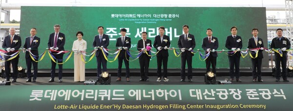 (왼쪽 세번째부터) 에어리퀴드 로니 찰머스 아시아태평양 총괄대표, 롯데에어리퀴드 에너하이 김소미 대표, 롯데케미칼 이영준 총괄대표, 기후에너지환경부 안세창 기후에너지정책실장, 충청남도 전형식 정무부지사, 서산시 홍순광 부시장. /사진=롯데케미칼