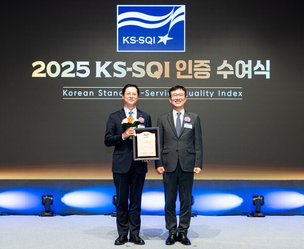 대한항공이 2025 KS-SQI 인증 수여식에서 항공사 부문 4년 연속 1위를 차지했다. 사진은 대한한공 박희돈 경영전략본부장(왼쪽)이 한국표준협회 문동민 회장과 기념 사진을 촬영하는 모습이다. /사진=대한항공