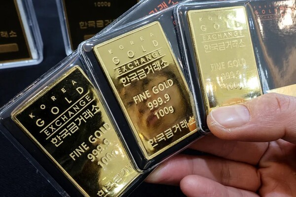 서울 종로구 한국금거래소에서 직원이 골드바를 정리하고 있다. /사진=연합뉴스