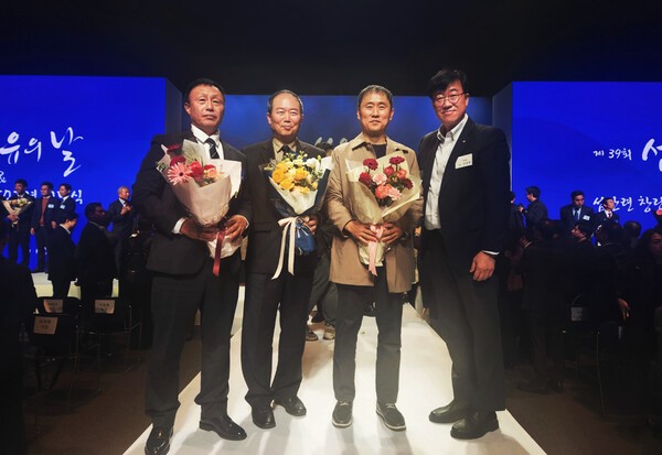 ‘제39회 섬유의 날’ 기념식에서 수상자 기념 촬영을 하는 모습. 좌측부터 황오성·정일영·신승원 기장, 김대정 대한화섬 대표(태광산업 섬유사업본부장). / 사진=태광산업