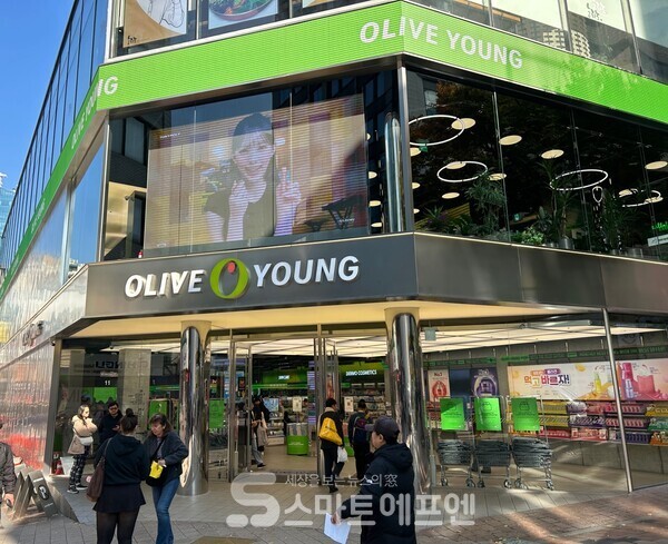 CJ올리브영 명동타운점의 모습. 명동타운점은 하루 평균 방문객 1만~1만5000명, 구매 고객은 5000명 수준이다. / 사진=김선주 기자 