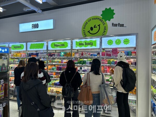 중국인 관광객 사이에서는 콤부차, 건강기능식품 등이 인기가 있어 식품 코너에도 많은 관광객이 몰려 있다./사진=김선주 기자 