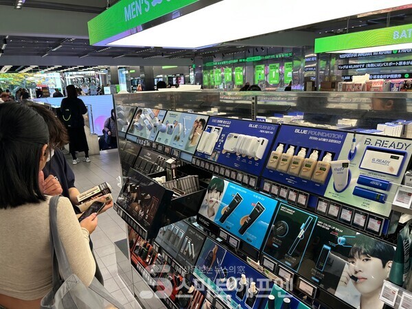 남성뷰티 제품을 비교해 보고 있는 동남아권 관광객의 모습./사진=김선주 기자 