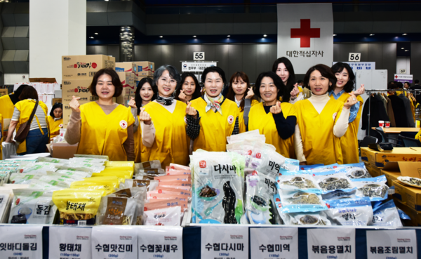 지난 10일 수협은행 임원 부인회 관계자들이 삼성동 코엑스에서 열린 '2025 적십자 바자회'에서 기념 촬영을 하고 있다. /사진=Sh수협은행