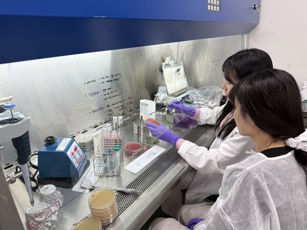 오뚜기 식품안전과학연구소에서 중소 식품 협력사를 대상으로 한 ‘식품안전 상생아카데미’ 중 미생물 맞춤 교육의 모습./사진=오뚜기