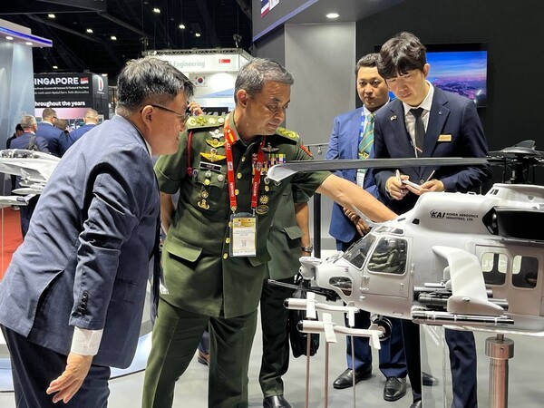 KAI 부스를 방문한 무하마드 하피주디엔 말레이시아 육군총장 / 사진=KAI
