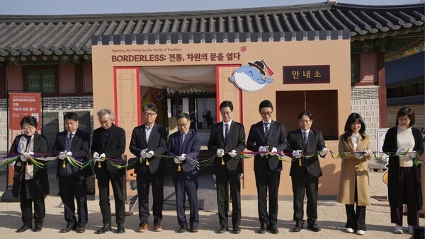 왼쪽부터 한국전통문화대학교 금종숙 교수(전통섬유전공), 한국전통문화대학교 김석곤 교수(전통회화전공, 전통미술공예학과장), 한국전통문화대학교 최성재 교수(전통도자전공, 문화유산대학장), 한국전통문화대학교 유철 총무과장, 한국전통문화대학교 강경환 총장, 넥슨재단 김정욱 이사장, 넥슨 김창섭 메이플스토리 국내 총괄디렉터, 네오플 경영지원본부 정일영 이사, 넥슨재단 지준숙 이사, 한국전통문화대학교 장현숙 교수(전통조각전공)/사진=넥슨재단