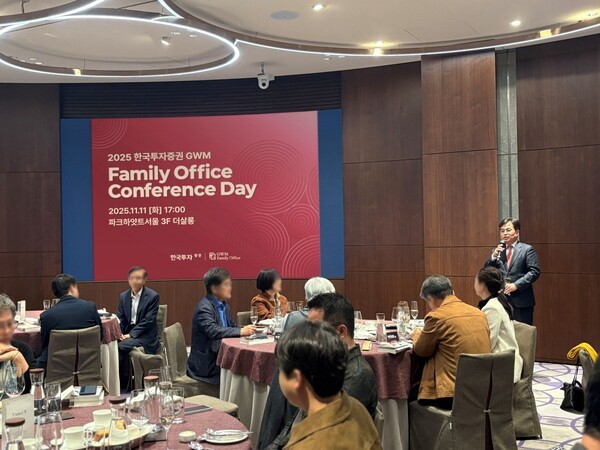  패밀리오피스 콘퍼런스 데이에서 한국투자증권 박재현 개인고객그룹장이 고객들에게 인사하고 있다. /사진=한국투자증권