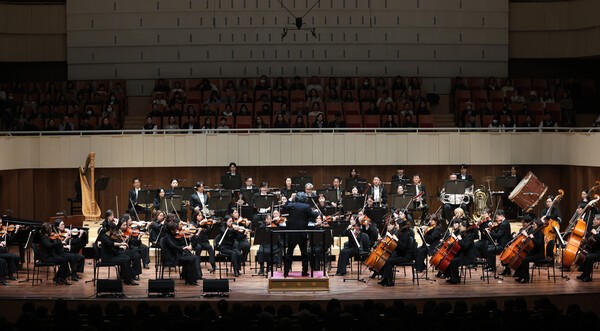 지난 12일 대구콘서트하우스 그랜드홀에서 열린 ‘제15회 동서커피클래식’에서 대구시립교향악단(지휘자 백진현)이 연주하고 있다.