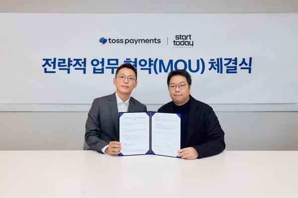 지난 12일 서울시 강남구 역삼동 토스페이먼츠 본사에서 열린 업무협약식에서 (왼쪽부터) 우송수 토스페이먼츠 사업총괄과 강태영 에스티엘 대표가 기념촬영을 하고 있다. /사진=토스
