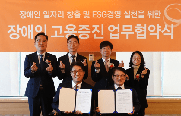 지난 12일 서울 여의도 63한화생명빌딩에서 열린 장애인 고용증진 업무협약식에서 최승영 한화생명금융서비스 대표이사(앞줄 왼쪽)가 이종성 한국장애인고용공단 이사장(앞줄 오른쪽)및 양사 관계자들이 기념 촬영을 하고 있다. /사진=한화생명