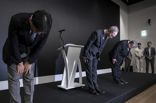 김영섭 KT 사장이 9월 11일 서울 종로구 KT 광화문빌딩 웨스트 사옥에서 소액결제 피해와 관련해 고개 숙여 사과하고 있다. /사진=연합 