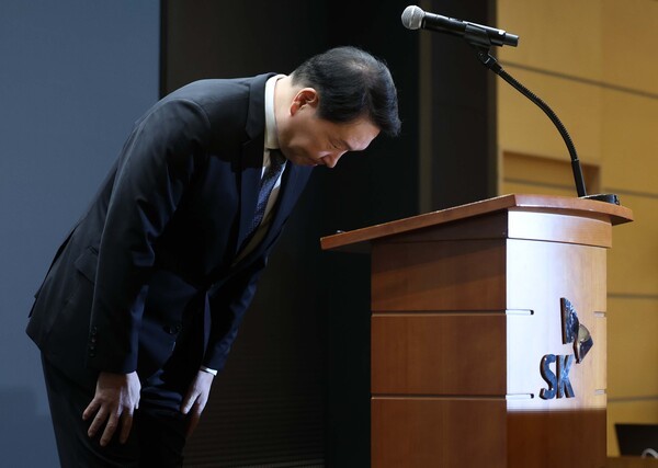 최태원 SK그룹 회장이 5월 7일 서울 중구 SKT타워에서 열린 유심 정보 유출 관련 일일 브리핑에 참석, SK텔레콤에서 일어난 해킹 피해에 대해 대국민 사과를 했다. /사진=연합