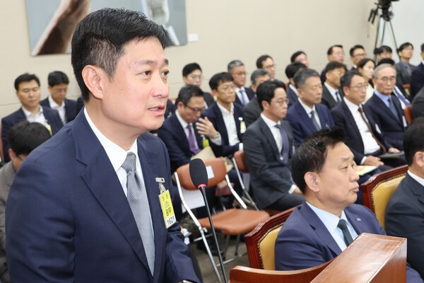 10월 21일 국회 과학기술정보방송통신위원회에서 열린 정보통신기술(ICT) 분야 산하기관 국정감사에서 홍범식 LGU+ 대표이사가 해킹 사태와 관련한 위원 질의에 답하고 있다. /사진=연합