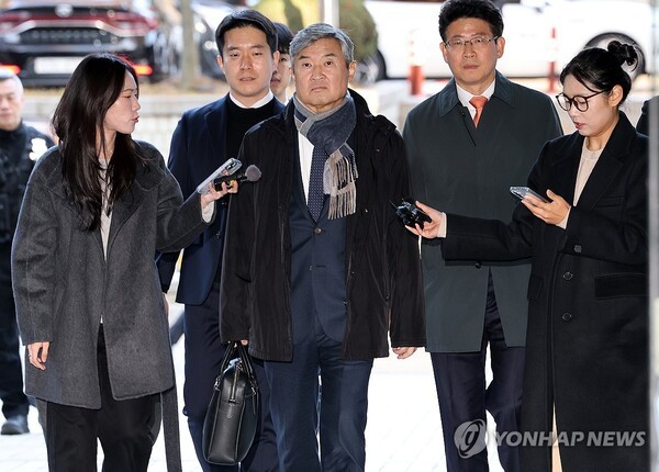 국가정보원법 위반, 직무유기, 위증 등의 혐의로 구속된 조태용 전 국가정보원장이 지난 11일 구속 전 피의자 심문(영장실질심사)을 받기 위해 서울 서초구 서울중앙지방법원에 들어서고 있다./사진=연합뉴스