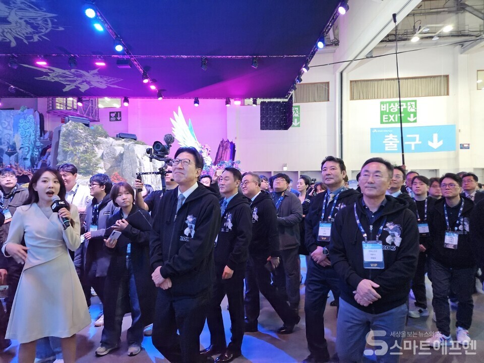 지스타 2025에 참석한 주요 내빈들이 VIP 투어를 진행 중이다./사진=양대규 기자