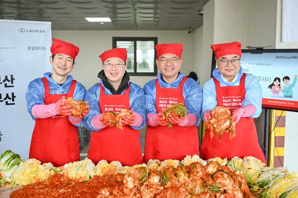 왼쪽부터 이병진 한국토요타자동차 부사장, 오스카 츠요시 주부산일본국총영사관 총영사, 동일모터스 송석환 대표, 콘야마 마나부 한국토요타자동차 대표이사 사장 / 사진=한국토요타자동차