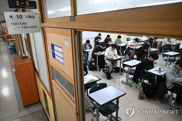 2026학년도 대학수학능력시험(수능)일인 13일 서울 종로구 경복고등학교에 마련된 고사장에서 수험생들이 시험을 준비하고 있다./사진=연합뉴스