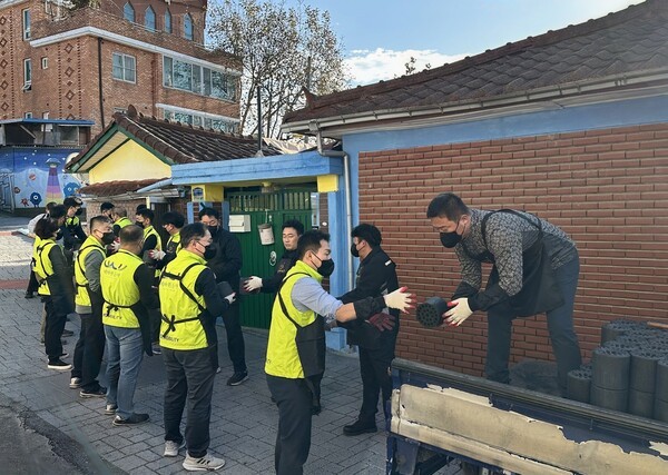 KGM은 2025 평택연탄나눔은행 발대식에 참석해 후원금을 전달하고 연탄 나눔 봉사 활동을 했다. /사진=KGM