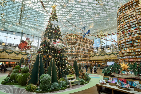 도심 속 ‘크리스마스 트리 명소’ 스타필드 코엑스몰 별마당 도서관이 올해는 종이로 만든 환상적인 동화 속 세상으로 변신해 마법 같은 순간을 선물한다. ‘책 속에서 펼쳐지는 크리스마스 축제’를 테마로, 책을 사랑하는 소년이 할머니의 오래된 책을 펼치며 시작되는 상상의 여정을 선보인다. 스타필드 코엑스몰 별마당 도서관 ‘책 속에서 펼쳐지는 크리스마스 축제’ 전경./사진=신세계프라퍼티