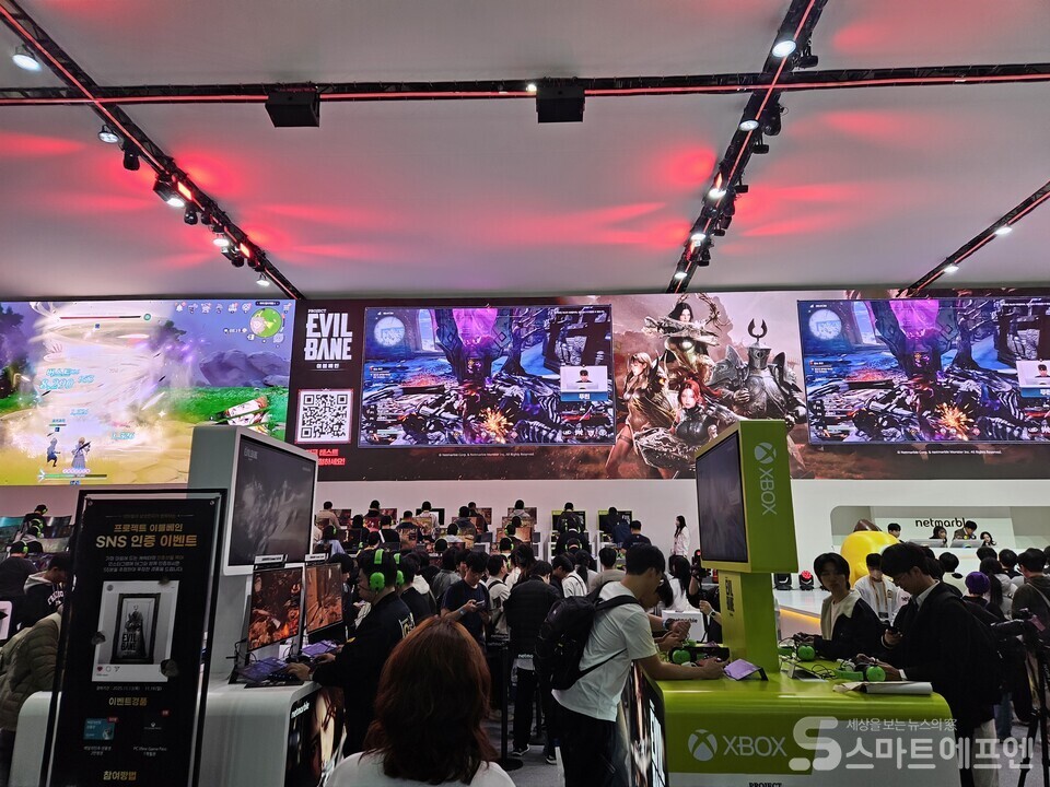 넷마블 부스 전경. 이블베인은 Xbox 컨트롤러, 최신 UMPC 'ROG Xbox Ally X'를 통해 체험할 수 있다./사진=양대규 기자
