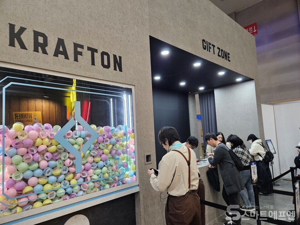지스타 2025 크래프톤 부스. 팰월드 모바일 부스를 체험하고 한쪽에서 경품을 받을 수 있다. /사진=양대규 기자