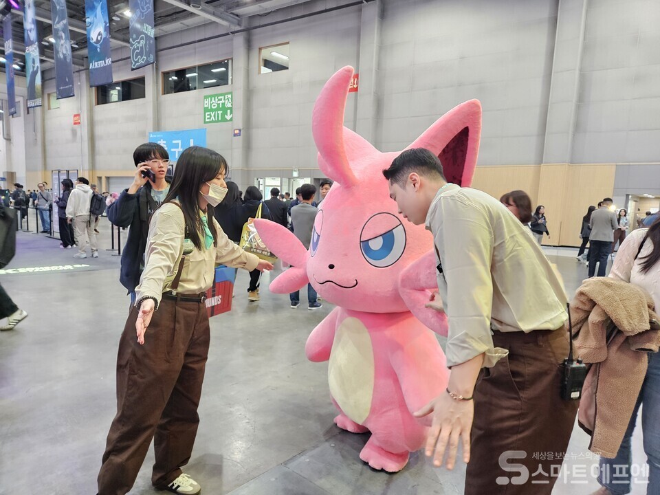 지스타 2025 크래프톤 부스 앞에서 돌아다니는 '팰'들과 함께 사진을 찍을 수도 있다. /사진=양대규 기자