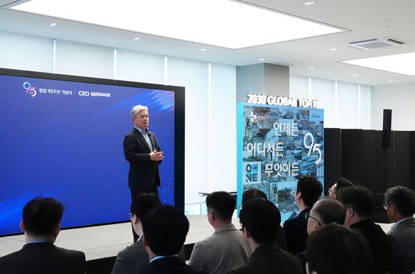 13일 CJ대한통운 종로 본사에서 열린 95주년 창립기념 행사에서 신영수 대표가 발표하고 있다. 우측 구조물은 100개의 CJ대한통운 헤리티지 조각으로 구성된 'Vision Wall'. /사진=CJ대한통운