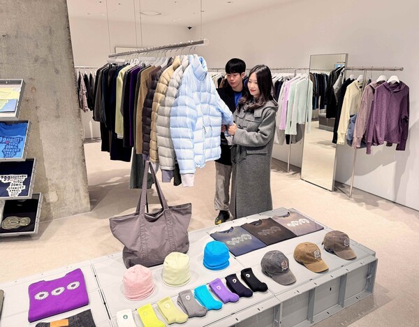 롯데백화점 본점 9층 K-패션 전문관 키네틱 그라운드 내 매장에서 상품을 구경하는 고객의 모습./사진=롯데백화점