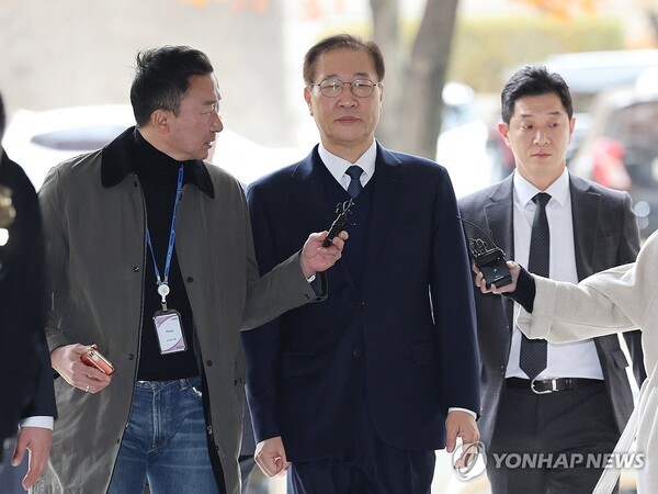 내란 중요임무 종사 및 직권남용 권리행사 방해 혐의로 구속영장이 청구된 박성재 전 법무부 장관이 13일 서울 서초구 서울중앙지법에서 열린 구속 전 피의자 심문(영장실질심사)에 출석하기 위해 법정으로 향하고 있다./사진=연합뉴스