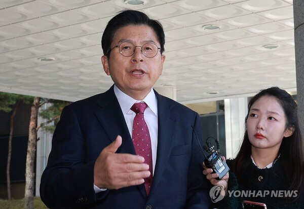 내란 선전·선동 혐의를 받는 황교안 전 국무총리가 12일 서울 서초구 서울고등검찰청에 마련된 내란 특검 사무실로 체포되며 입장을 밝히고 있다./사진=연합뉴스