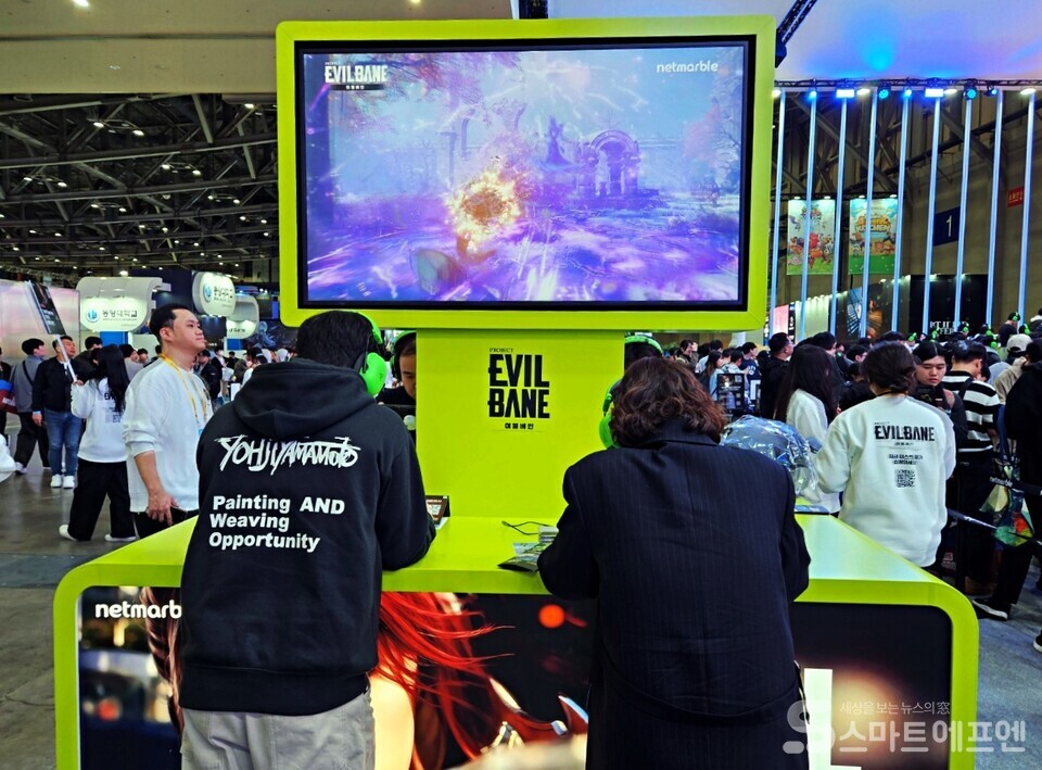 지스타 2025 관람객들이 넷마블 부스에서 엑스박스로 '이블베인'을 플레이하고 있다./사진=양대규 기자