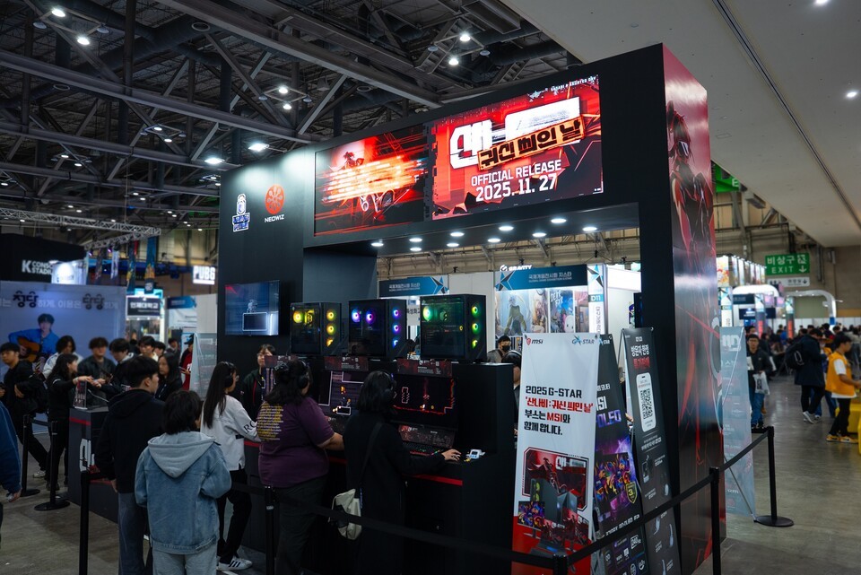 지스타 2025 네오위즈 부스에서 산나비 외전을 체험하는 사람들./사진=네오위즈
