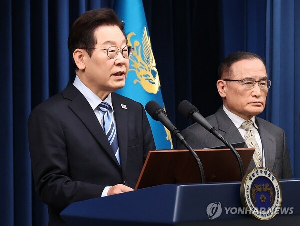 이재명 대통령이 14일 서울 용산 대통령실에서 한미 관세·안보 협상 '조인트 팩트시트'(공동 설명자료) 최종 합의를 발표하고 있다./사진=연합뉴스