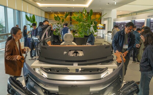 LG화학 오산 CS캠퍼스에서 진행된 전기차 소재 콘퍼런스 '2025 EM BU Teardown Conference'에서 LG화학 임직원이 고객에게 제품을 설명하고 있다. /사진=LG화학