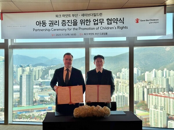 (왼쪽부터) 로만 칼다쇼브 파크 하얏트 부산 총지배인과 노성훈 세이브더칠드런 남부지역본부장의 모습./사진=파크 하얏트 부산