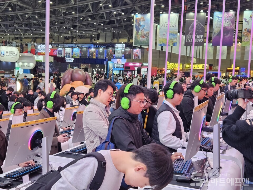 방준혁 넷마블 의장이 지스타 2025 넷마블 부스에서 참관객들의 신작 게임 시연 장면을 보고 있다./사진=양대규 기자