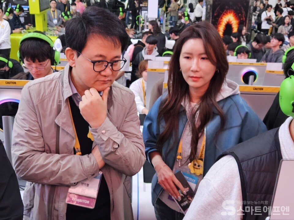 방준혁 넷마블 의장이 지스타 2025 넷마블 부스에서 참관객들의 신작 게임 시연 장면을 보고 있다./사진=양대규 기자