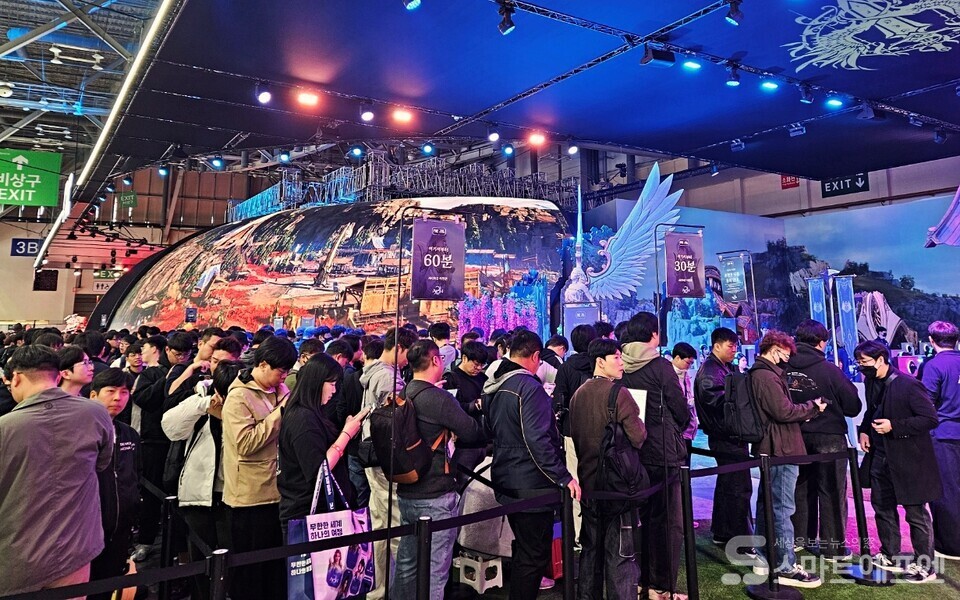 지스타 2025에서 아이온2를 하기 위해 기다리는 대기자들/사진=양대규 기자